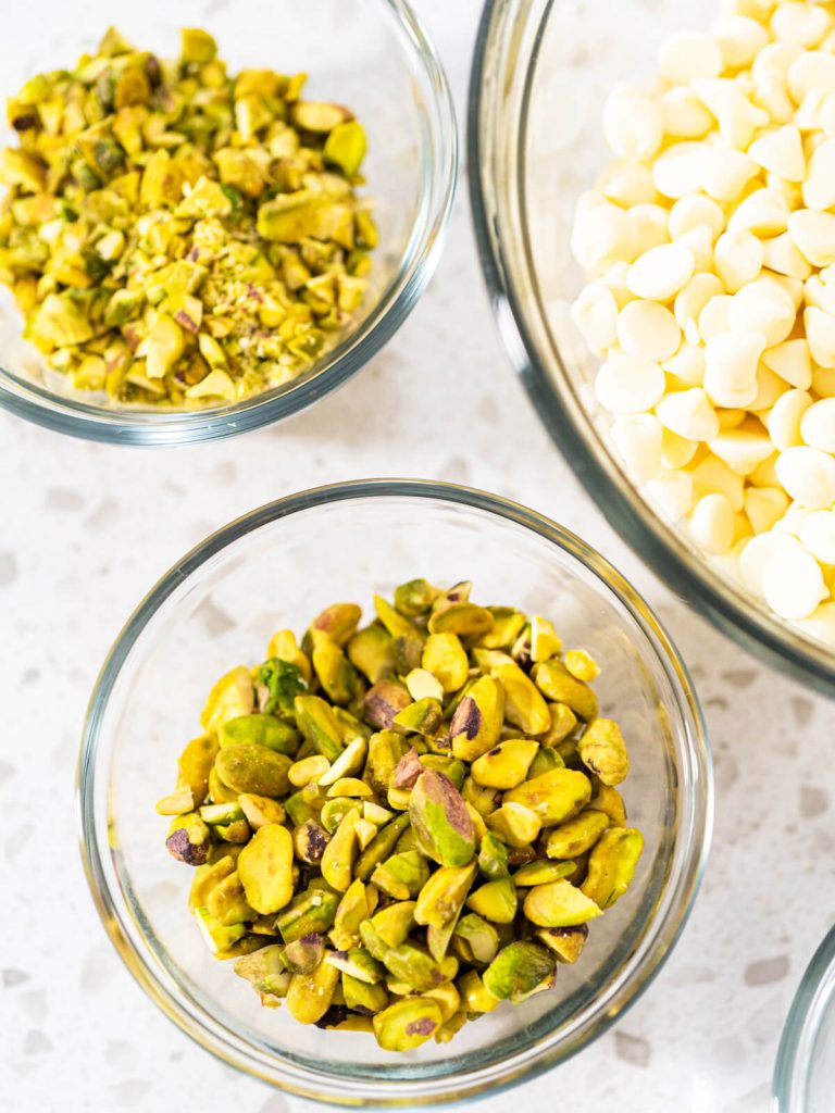 Pistazien-Fudge mit weißer Schokolade (ohne Backen)