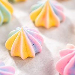 Rainbow Baiser-Kekse (Bunte Meringue-Kekse)