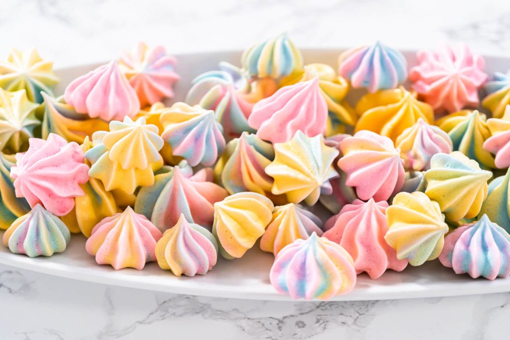 Rainbow Baiser-Kekse (Bunte Meringue-Kekse)