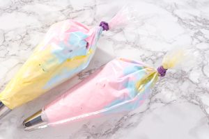 Rainbow Baiser-Kekse (Bunte Meringue-Kekse)