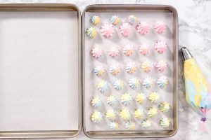 Rainbow Baiser-Kekse (Bunte Meringue-Kekse)