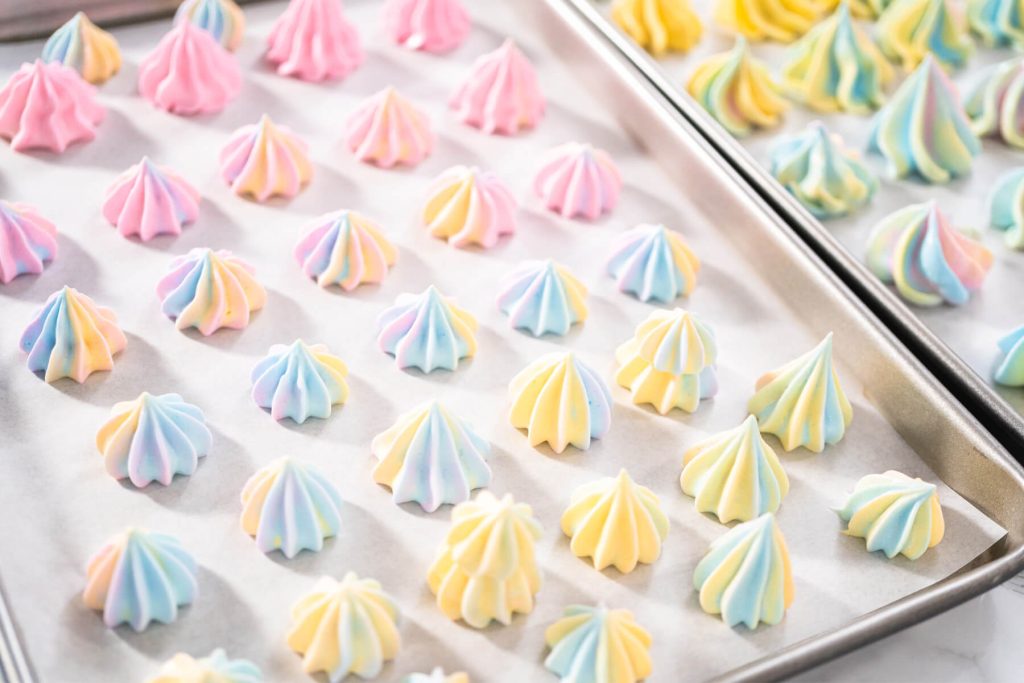 Rainbow Baiser-Kekse (Bunte Meringue-Kekse)