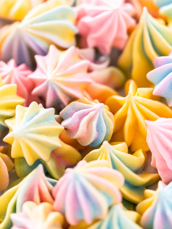 Rainbow Baiser-Kekse (Bunte Meringue-Kekse)