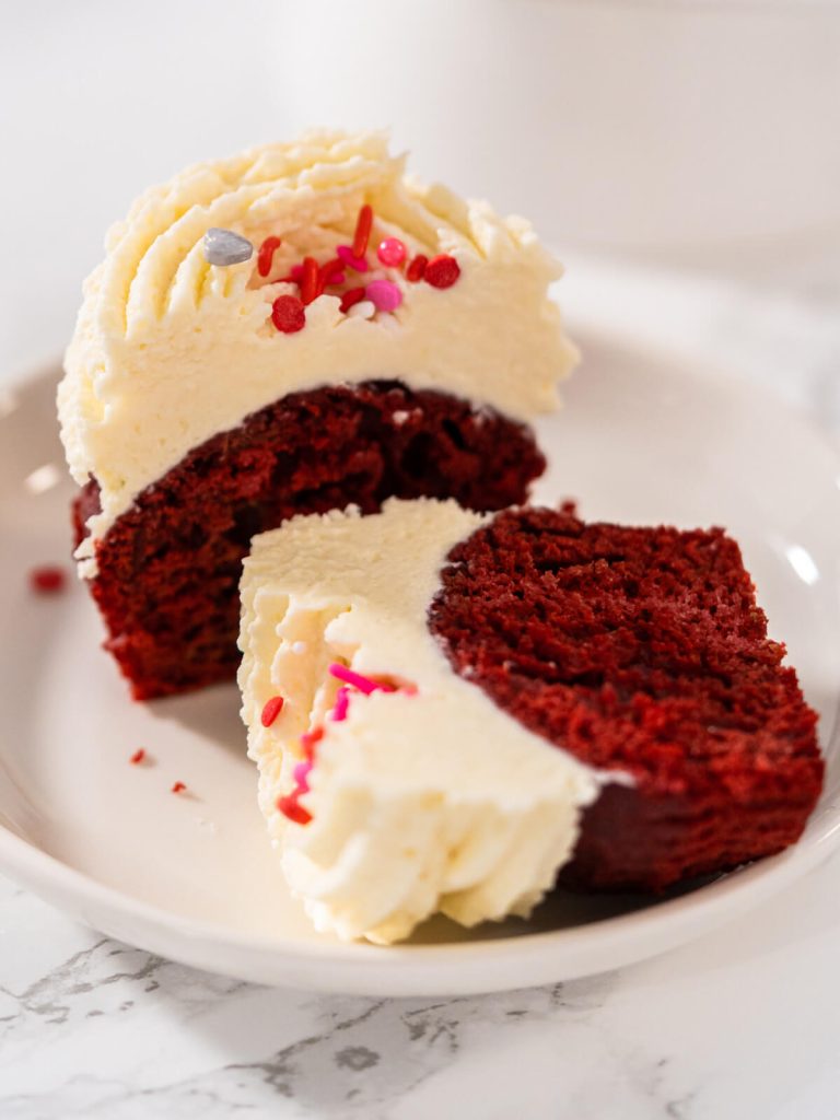 Red Velvet Cupcakes mit weißer Schokoladen-Ganache