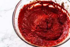 Red Velvet Cupcakes mit weißer Schokoladen-Ganache