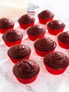Red Velvet Cupcakes mit weißer Schokoladen-Ganache
