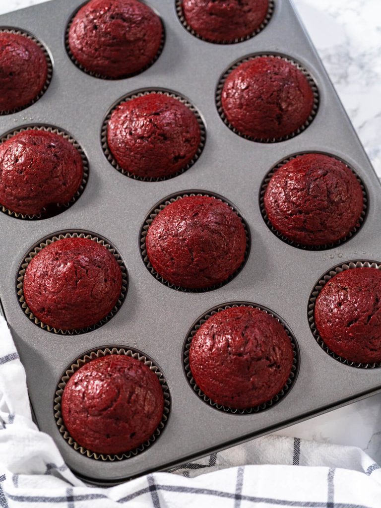 Red Velvet Cupcakes mit weißer Schokoladen-Ganache