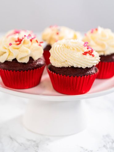 Red Velvet Cupcakes mit weißer Schokoladen-Ganache