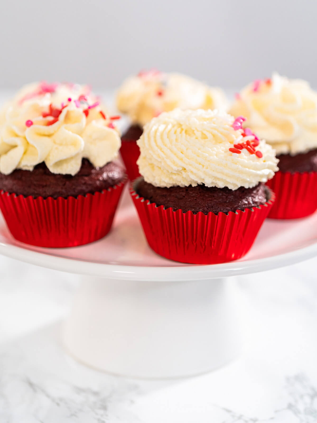 Red Velvet Cupcakes mit weißer Schokoladen-Ganache