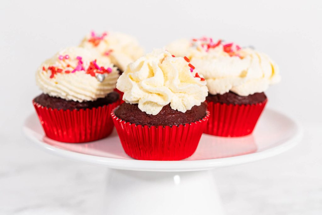Red Velvet Cupcakes mit weißer Schokoladen-Ganache