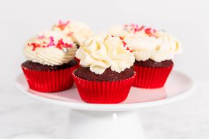 Red Velvet Cupcakes mit weißer Schokoladen-Ganache