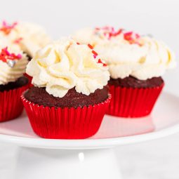Red Velvet Cupcakes mit weißer Schokoladen-Ganache
