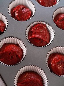 Red Velvet Cupcakes mit weißer Schokoladen-Ganache