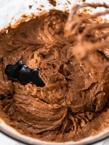 Red Velvet Cupcakes mit weißer Schokoladen-Ganache