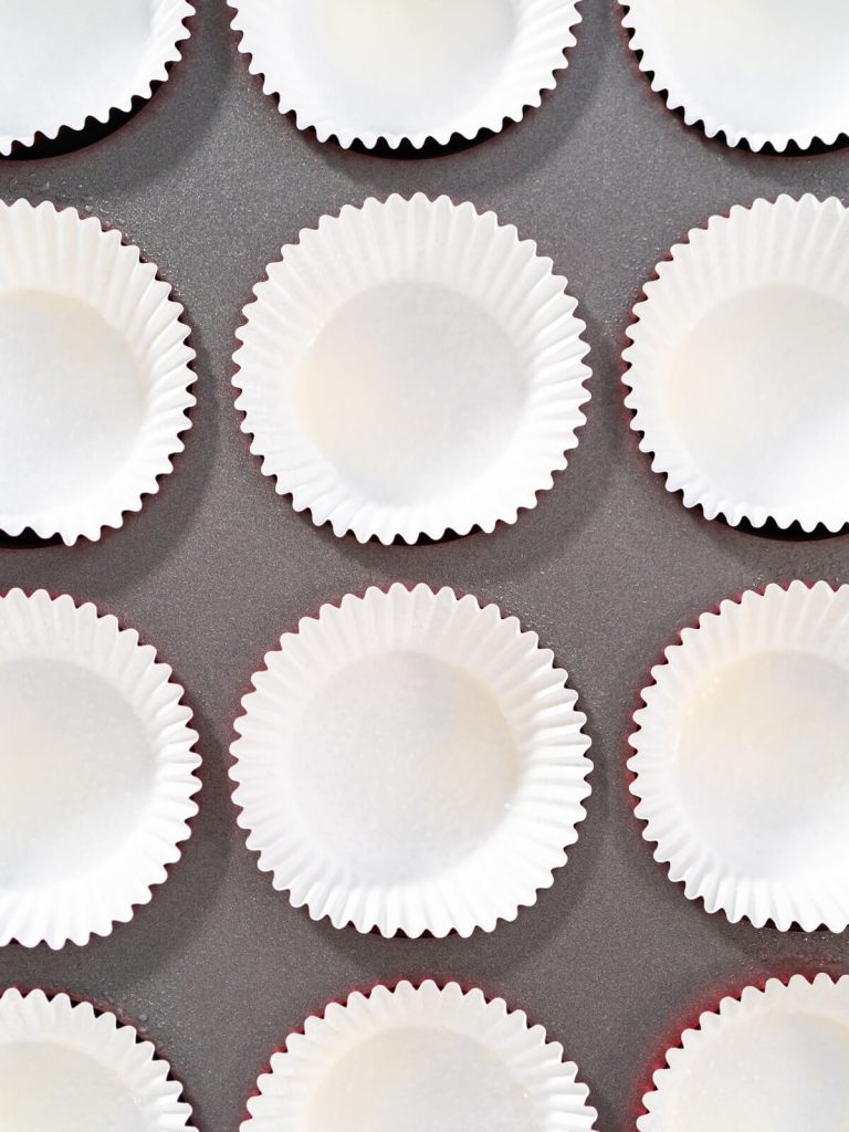 Red Velvet Cupcakes mit weißer Schokoladen-Ganache