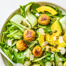 Salat mit veganen Bohnenbällchen, Avocado & Gurke