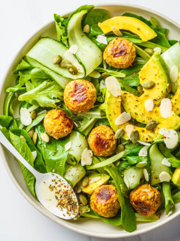 Salat mit veganen Bohnenbällchen, Avocado & Gurke