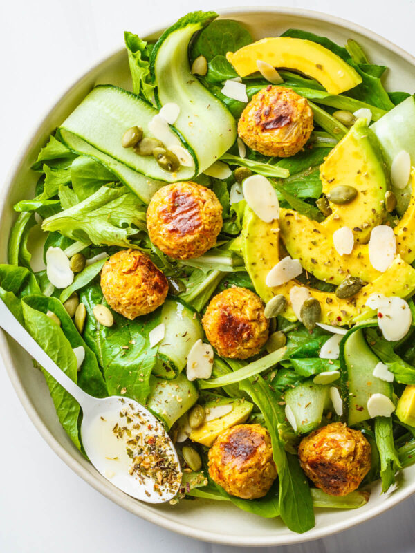 Salat mit veganen Bohnenbällchen, Avocado & Gurke