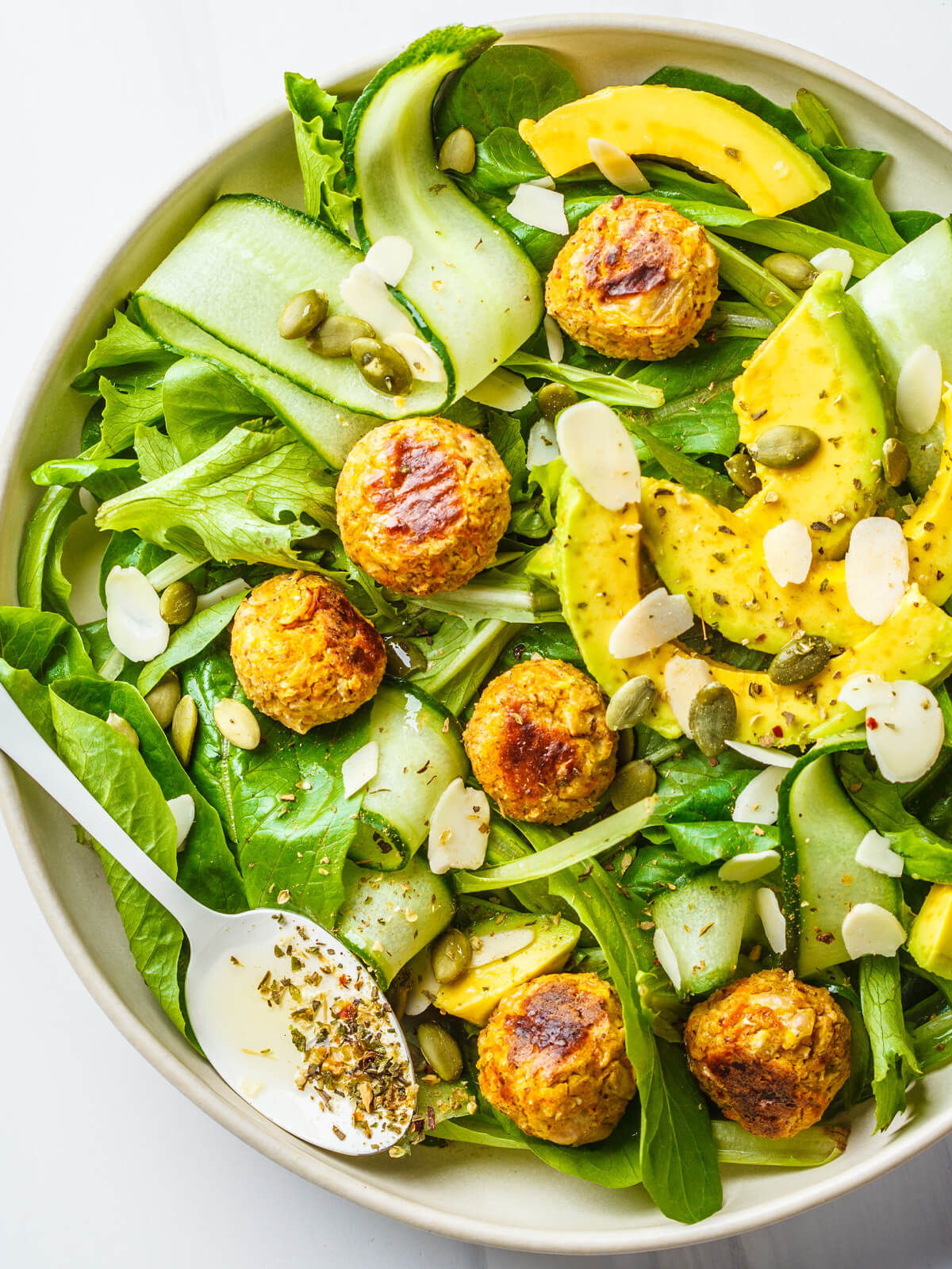 Salat mit veganen Bohnenbällchen, Avocado & Gurke