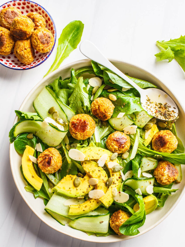 Salat mit veganen Bohnenbällchen, Avocado & Gurke