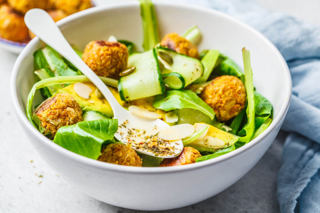 Salat mit veganen Bohnenbällchen, Avocado & Gurke