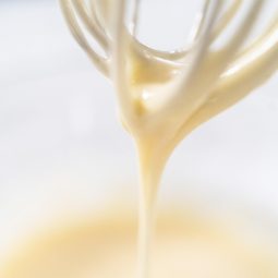 Schneller Eierlikör-Zuckerguss für festliche Kuchen