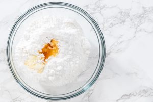 Schneller Eierlikör-Zuckerguss für festliche Kuchen