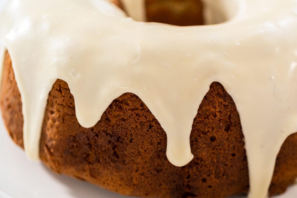 Schneller Eierlikör-Zuckerguss für festliche Kuchen