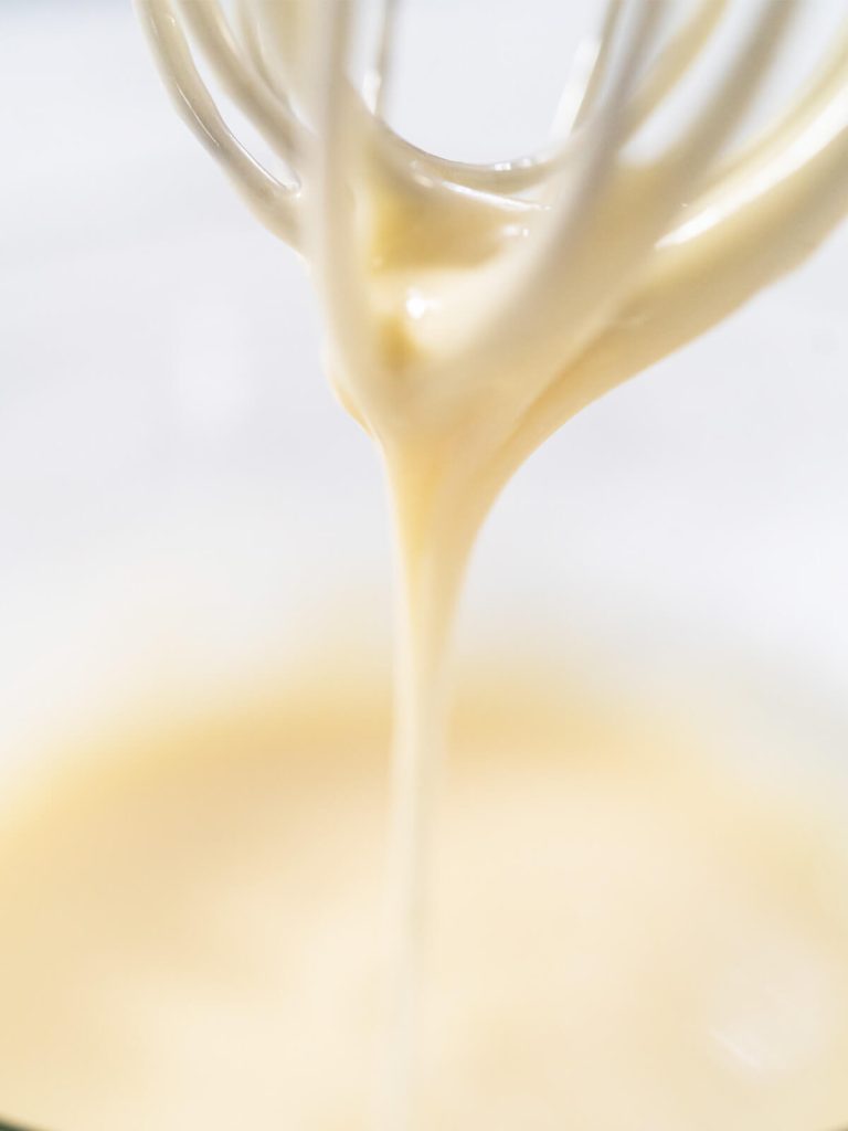 Schneller Eierlikör-Zuckerguss für festliche Kuchen