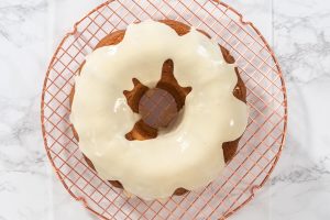 Schneller Eierlikör-Zuckerguss für festliche Kuchen