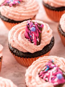 Schoko-Erdbeer Cupcakes mit Erdbeer-Füllung