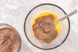 Schoko-Erdbeer Cupcakes mit fruchtiger Erdbeer-Füllung