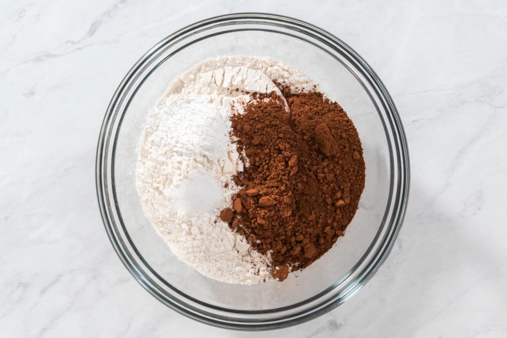 Schoko-Erdbeer Cupcakes mit fruchtiger Erdbeer-Füllung