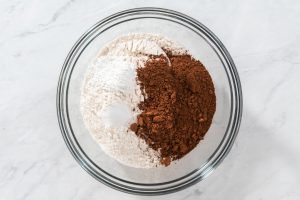 Schoko-Erdbeer Cupcakes mit fruchtiger Erdbeer-Füllung