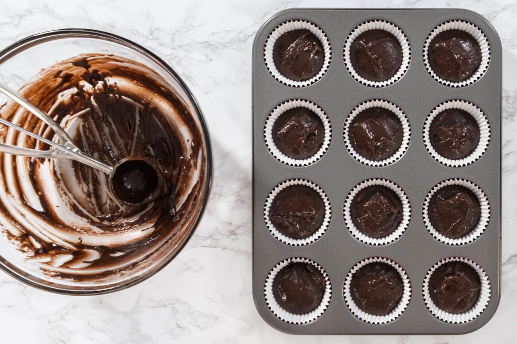 Schoko-Erdbeer Cupcakes mit fruchtiger Erdbeer-Füllung