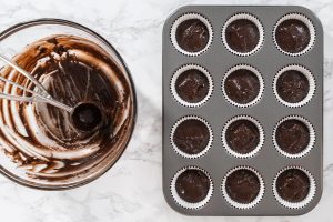 Schoko-Erdbeer Cupcakes mit fruchtiger Erdbeer-Füllung