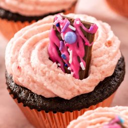 Schoko-Erdbeer Cupcakes mit fruchtiger Erdbeer-Füllung
