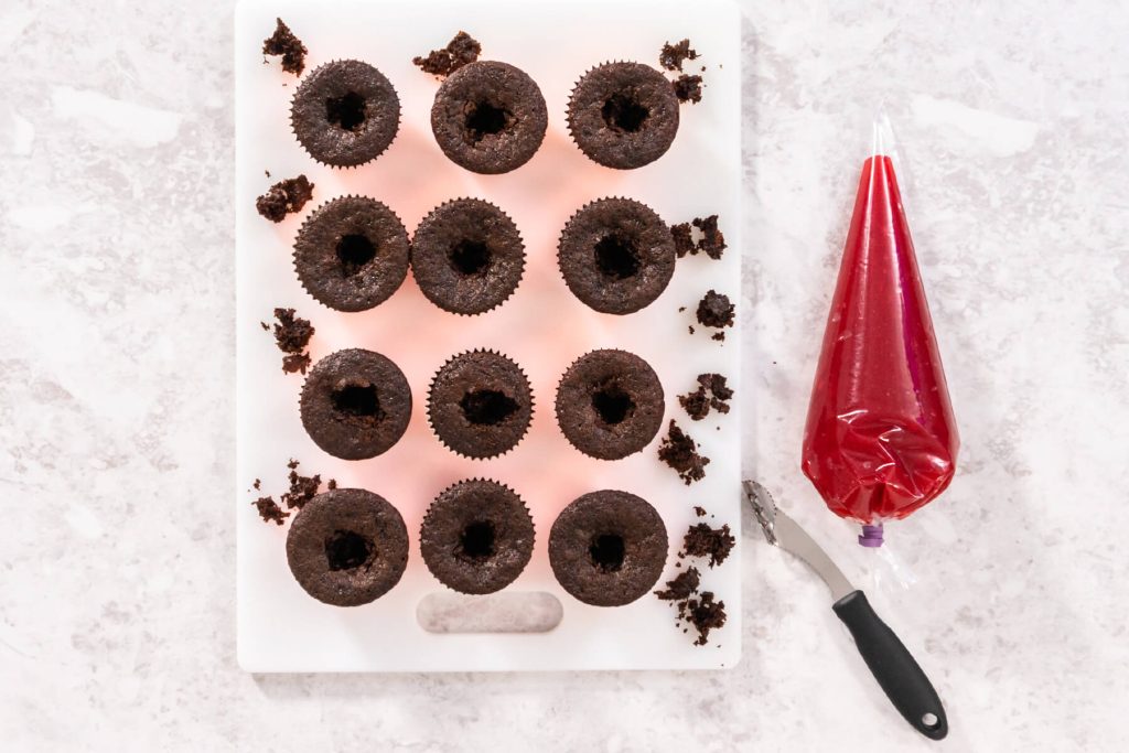 Schoko-Erdbeer Cupcakes mit fruchtiger Erdbeer-Füllung