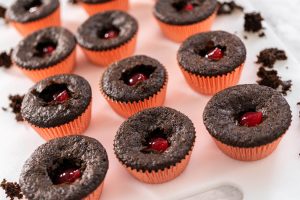 Schoko-Erdbeer Cupcakes mit fruchtiger Erdbeer-Füllung