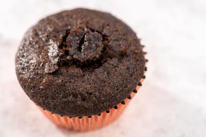 Schoko-Erdbeer Cupcakes mit fruchtiger Erdbeer-Füllung