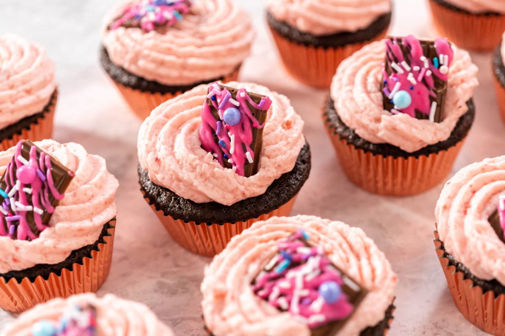 Schoko-Erdbeer Cupcakes mit fruchtiger Erdbeer-Füllung