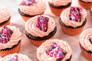 Schoko-Erdbeer Cupcakes mit fruchtiger Erdbeer-Füllung
