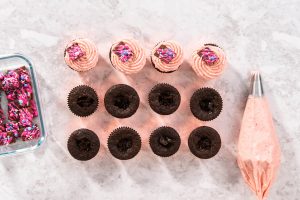 Schoko-Erdbeer Cupcakes mit fruchtiger Erdbeer-Füllung