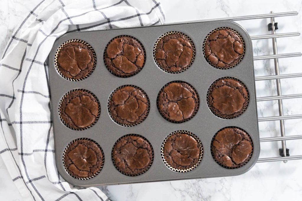 Schoko-Erdbeer Cupcakes mit fruchtiger Erdbeer-Füllung