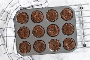 Schoko-Erdbeer Cupcakes mit fruchtiger Erdbeer-Füllung