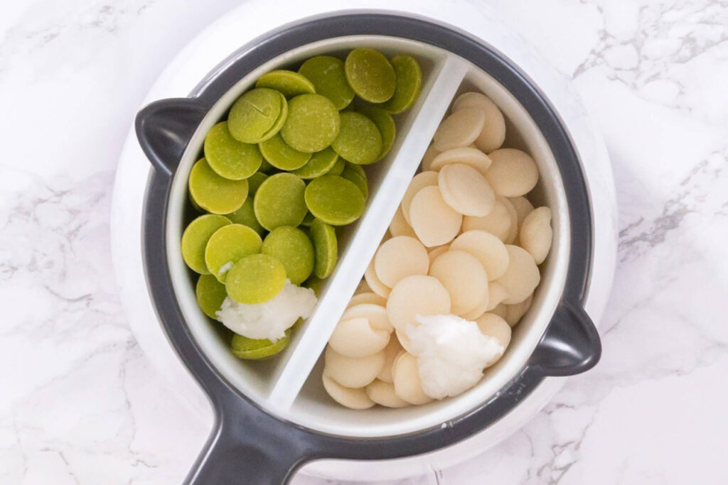 Schokobomben mit Marshmallow-Füllung (Hot Chocolate Bombs) - weiß und grün Schokodrops schmelzen