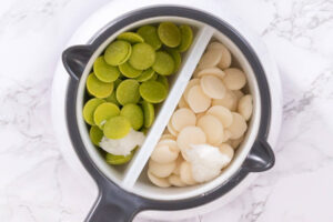 Schokobomben mit Marshmallow-Füllung (Hot Chocolate Bombs) - weiß und grün Schokodrops schmelzen