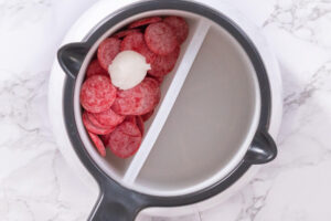 Schokobomben mit Marshmallow-Füllung (Hot Chocolate Bombs) - rote Schokodrops schmelzen