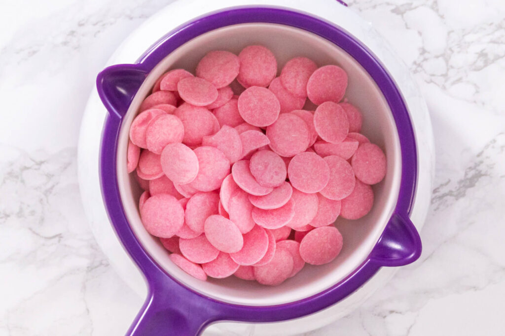 Schokobomben mit Marshmallow-Füllung (Hot Chocolate Bombs) - rosa Schokodrops schmelzen