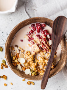 Selbstgemachte Tahini-Granola mit Banane und Nüssen